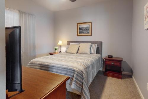 um quarto com uma cama e uma televisão de ecrã plano em Stonebridge Village 3-2 em Branson