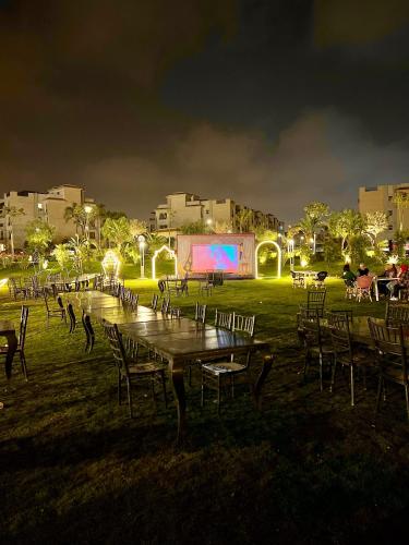 Imagen de la galería de Ultra Luxury 3BR with Pools ,Sports ,Dining in Gated compound, Close to all sites, en El Cairo