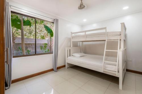 ein Schlafzimmer mit Etagenbetten und einem Fenster in der Unterkunft Casa Mono del Río in Matapalo