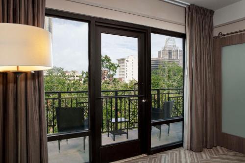 Balkoni atau teres di Hilton Garden Inn Mobile Downtown