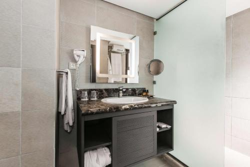 La salle de bains est pourvue d'un lavabo et d'un miroir. dans l'établissement Barceló Palmeraie, à Marrakech