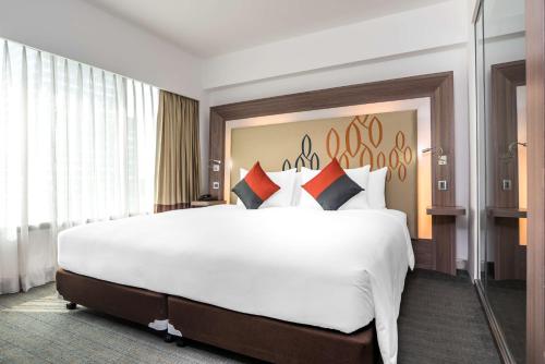 1 cama blanca grande en una habitación de hotel en Hilton Garden Inn Bangkok Silom, en Bangkok