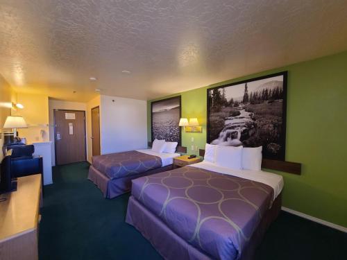 Habitación de hotel con 2 camas y una foto en la pared en Horizon Hotel, en Vernal