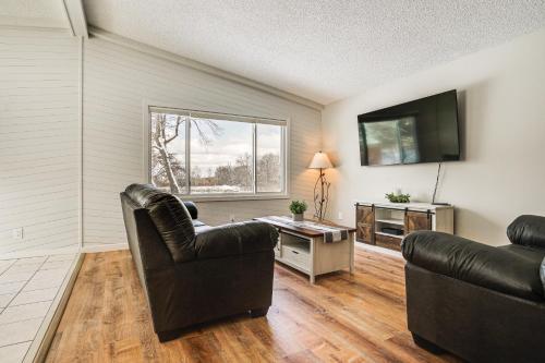 布莱恩Renovated Blaine Farmhouse with Farm Animals!的相册照片