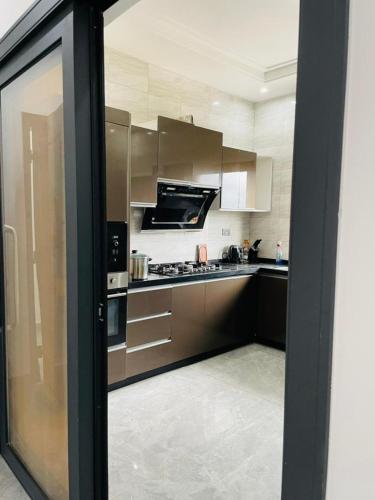 eine Küche mit Edelstahlschränken und einem Herd in der Unterkunft DSD-Apartments in Brusubi
