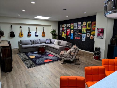 Gallery image of Groovy Retro Music Lovers Mid-Mod Experience! - Downtown Prime in Saint Peter