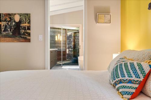 Tempat tidur dalam kamar di Magic Madrone - Views Hot tub Forests and River