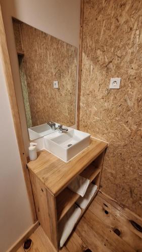 uma casa de banho com um lavatório e um espelho em SLEEP Shop CARNAXIDE em Carnaxide