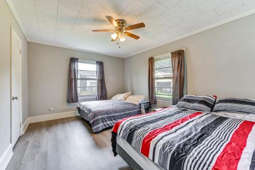 um quarto com 2 camas e uma ventoinha de tecto em Cozy Charlotte Home with Fire Pit about 6 Mi to Uptown! em Charlotte