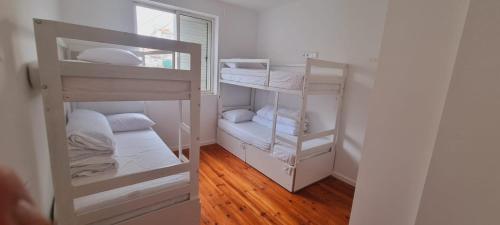 Habitación con 4 literas en una habitación en Owls Hostel Ribeiro en Oporto