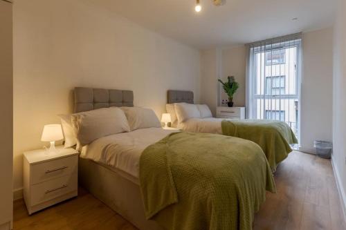 1 dormitorio con 2 camas y ventana en Comfy • Quiet • Your Other Home en Birmingham