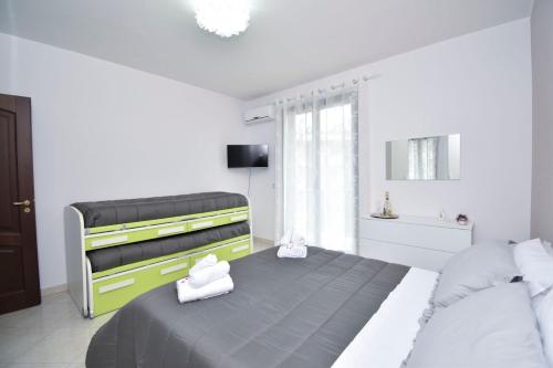 um quarto com uma cama com duas toalhas em Il cuore di Lavika em Linera
