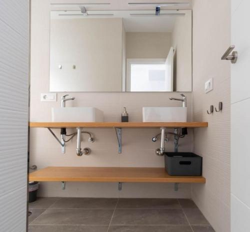 ein Badezimmer mit 2 Waschbecken und einem Spiegel in der Unterkunft VILLA caracolillo MAR in Chiclana de la Frontera