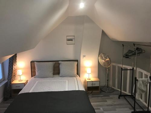 Ένα ή περισσότερα κρεβάτια σε δωμάτιο στο Studio Douche WC Cuisine, 10km de Paris, 2km métro