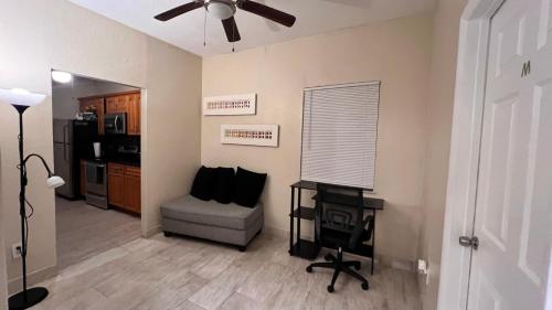 - un salon avec une chaise et un bureau dans l'établissement Oasis Wynwood, à Miami