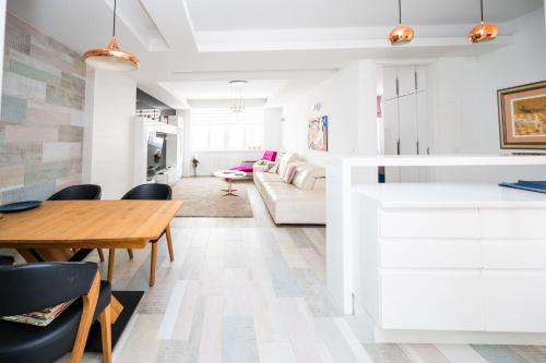 Ein Sitzbereich in der Unterkunft Modern Stay in the City Center