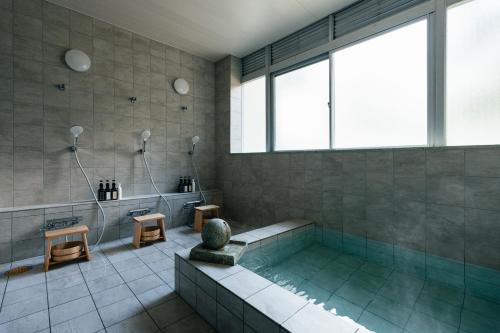 uma grande casa de banho com banheira e chuveiro em koti hakone（コティ箱根） em Hakone