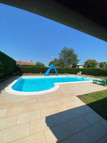 una grande piscina con panchina accanto di Holiday home in Isola di Albarella 49974 a Palazzo Vianello