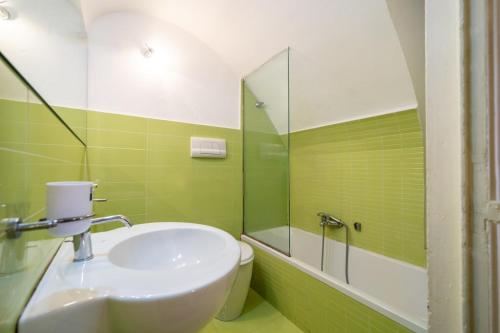 パレルモにあるCasa Messeのバスルーム(洗面台、トイレ、鏡付)
