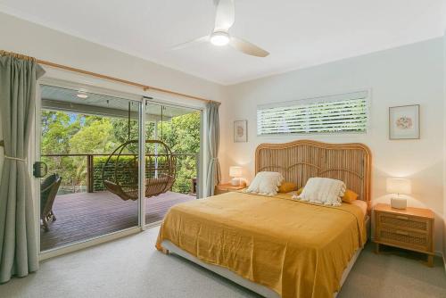 Ένα ή περισσότερα κρεβάτια σε δωμάτιο στο Fig Tree Retreat @ Koala Beach by uHoliday