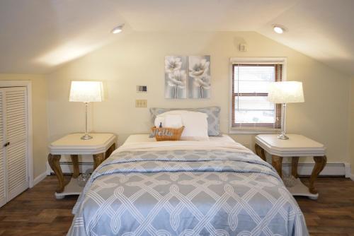 una camera con 2 lampade e un letto di Sunny 4 Bed 2 Bath Providence a Providence