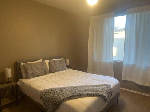 Кровать или кровати в номере Cozy Condo in Gated Community with Pool by PHX Airport, Tempe, and Old Town