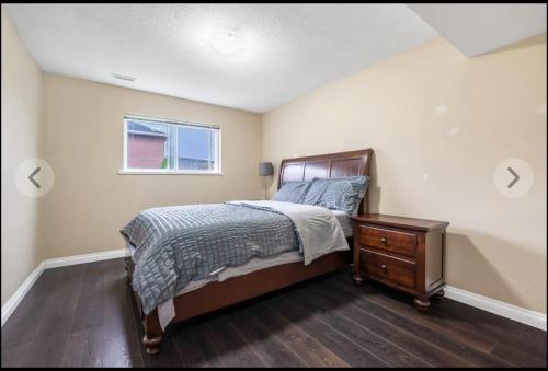 - une chambre avec un lit, une commode et une fenêtre dans l'établissement one bedroom one bathroom and one kitchen with independent access, à Richmond