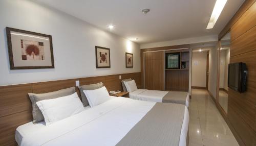 TV a/nebo společenská místnost v ubytování Américas Granada Hotel