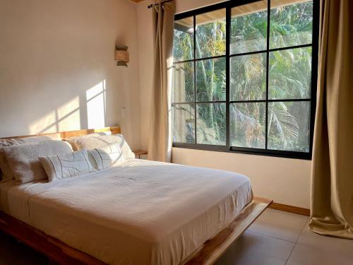 เตียงในห้องที่ Ocean Sounds Villa Mango - walk to Playa Hermosa