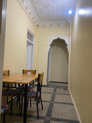 Cette chambre comprend une table, des chaises et un plafond. dans l'établissement La casita de Larache, à Larache