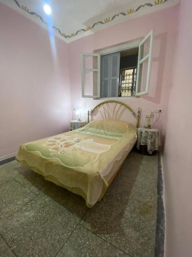 a bedroom with a bed in a pink room at La casita de Larache in Larache