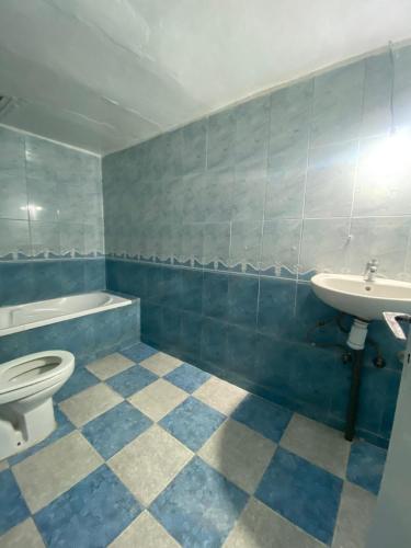 a bathroom with a toilet and a sink and a tub at La casita de Larache in Larache