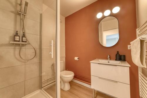 a bathroom with a shower and a toilet and a mirror at Le Verde - Bel appartement cosy in Saint-Genis-Laval