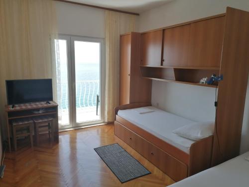 Posteľ alebo postele v izbe v ubytovaní Apartments by the sea Brist, Makarska - 505
