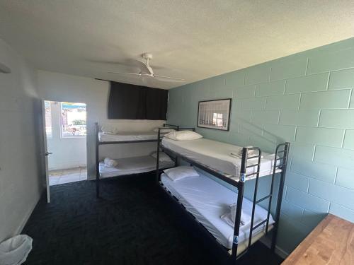 湯斯維爾的住宿－Seaside Lodge Townsville，宿舍间设有三张双层床。