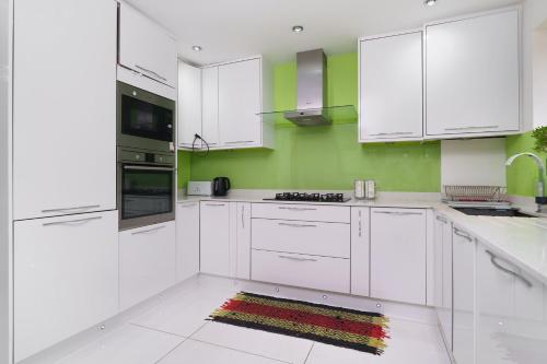 Dapur atau dapur kecil di Barking Haven Retreat - Airport - Parking - Train Station