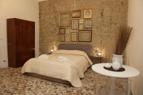 ein Schlafzimmer mit einem Bett und einem Tisch mit Handtüchern in der Unterkunft Bethel come Casa Apartments in Neapel