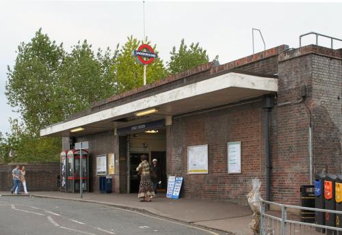Gambar di galeri bagi Barking Haven Retreat - Airport - Parking - Train Station di Barking