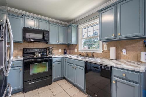 Η κουζίνα ή μικρή κουζίνα στο Homely & Alluring 5 bedrooms in Atlanta by Deity Villas