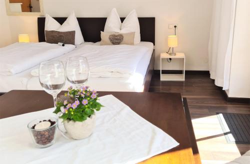 Habitación de hotel con 2 camas y 2 copas de vino en Gästehaus Sieger-Brandner Apartment im Gästehaus Sieger-Brandner, en Ramsau