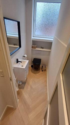 Et badeværelse på Luxurious Apartment In Aalborg City, Free Parking