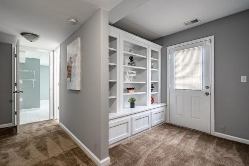 亚特兰大Homely & Alluring 5 bedrooms in Atlanta by Deity Villas的配有白色橱柜和窗户的家庭走廊