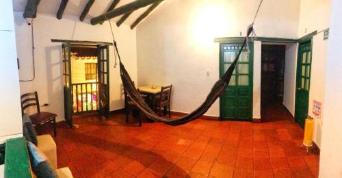um quarto com rede no meio de um quarto em Carazo chef Host & Food em Villa de Leyva