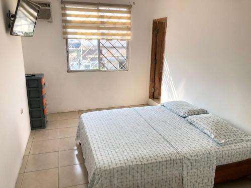 Ένα ή περισσότερα κρεβάτια σε δωμάτιο στο Estela, habitación privada de Flor de Lis Beach House