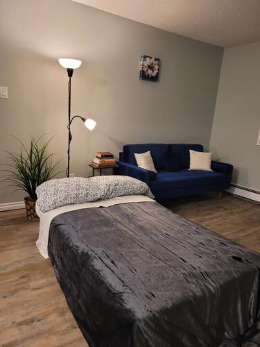 מיטה או מיטות בחדר ב-Entire 1-Bedroom Unit in Vibrant 124 Street Arts District