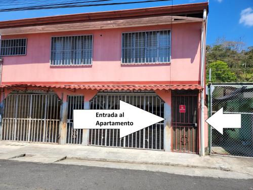 budynek z dwoma strzałkami wskazującymi na wejście do apartamentu w obiekcie Boca Vieja #1 w mieście Quepos