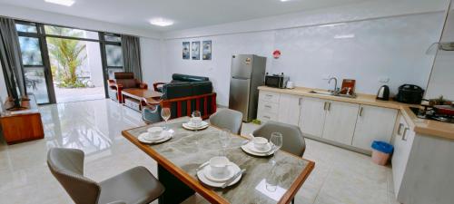 Η κουζίνα ή μικρή κουζίνα στο Ocean Breeze Apartment Hotel
