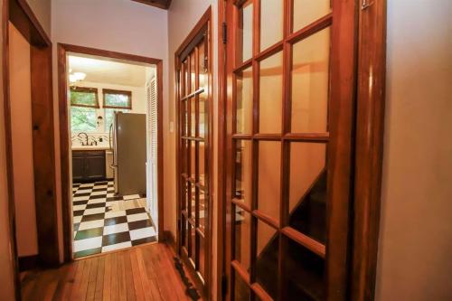 un corridoio con cucina e porta di accesso a una camera di La Dolce Vita a Richmond
