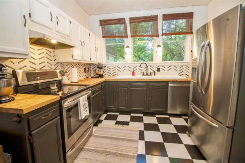 una cucina con frigorifero e pavimento a scacchi di La Dolce Vita a Richmond