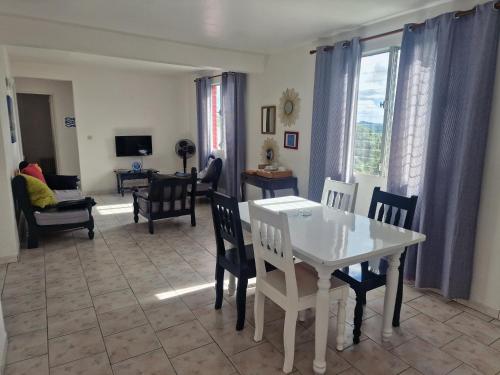 Télévision ou salle de divertissement dans l'établissement Habitation Bellevue